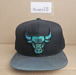 Mitchell & Ness Chicago Bulls Snapback Cap (Black & Iridescent)